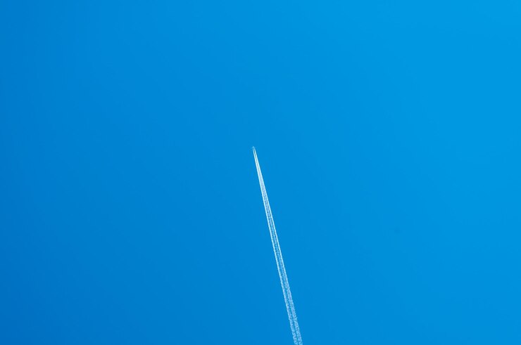 Striature bianche di un aereo