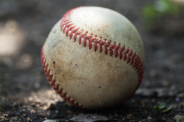 Stringhe di baseball su una palla su sfondo di erba