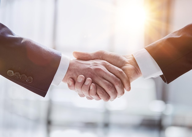 Stringi la mano a un uomo nel corridoio per una gradita collaborazione o un incontro di lavoro con rispetto