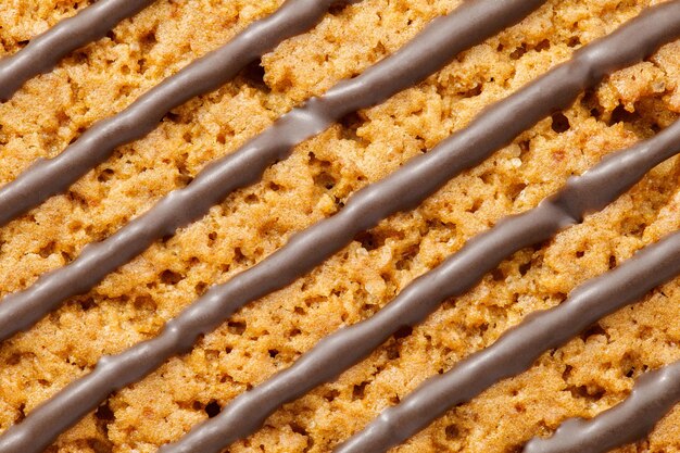 Strisce di cioccolato su biscotti di farina d'avena close-up sfondo carta da parati consistente