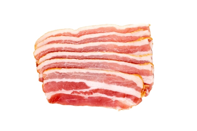 Strisce di pancetta per uova strapazzate fette di carne di maiale affumicata cruda isolate su sfondo bianco vista dall'alto