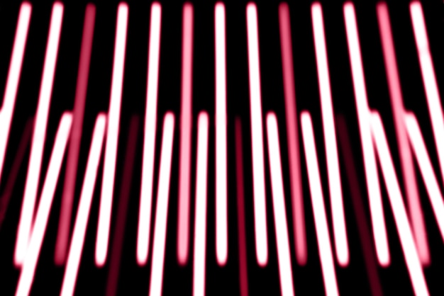 Strisce luminose astratte su uno sfondo nero isolato Immagine tonata in colore magenta alla moda