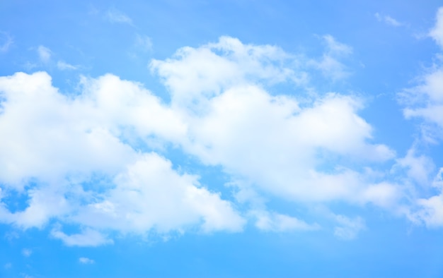 Striscia di nuvole nel cielo blu, può essere utilizzata come sfondo
