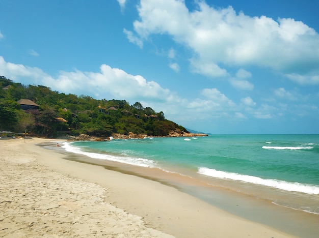 Striscia di spiaggia sull'oceano. Riposa in Thailandia.