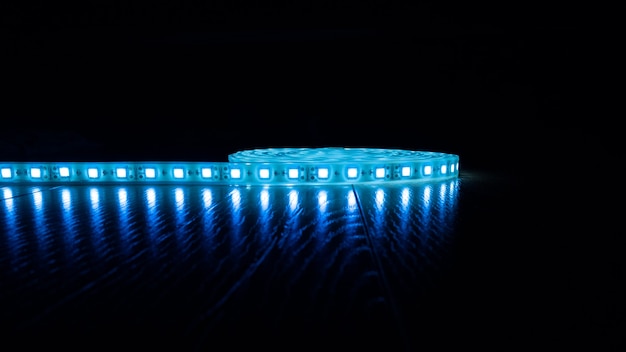 Striscia led brillante blu su sfondo scuro con spazio di copia copy