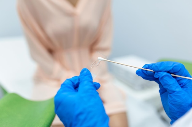 Striscio vaginale Primo piano della mano del medico tiene strumenti per esame ginecologico Ginecologo che lavora nella clinica di ostetricia e ginecologia