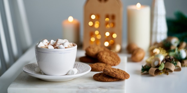 Striscione con accogliente sfondo natalizio invernale serale natalizio con ramo di abete tazza di cioccolata calda