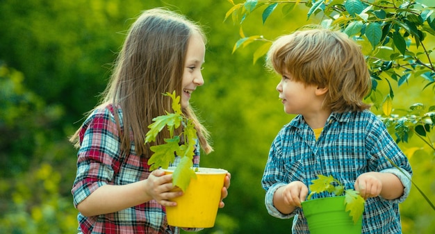 Striscione con faccia da bambino primaverile simpatici bambini che si godono il concetto di ecologia della fattoria giardinaggio infantile