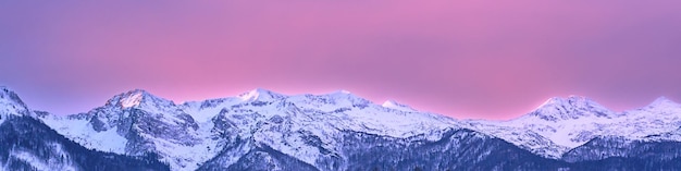 Striscione universale Linkedin con tramonto rosa sulle alpi per qualsiasi professione