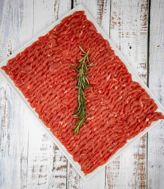 Stroganoff crudo o julienne di vitello su fondo di legno Vista dall'alto