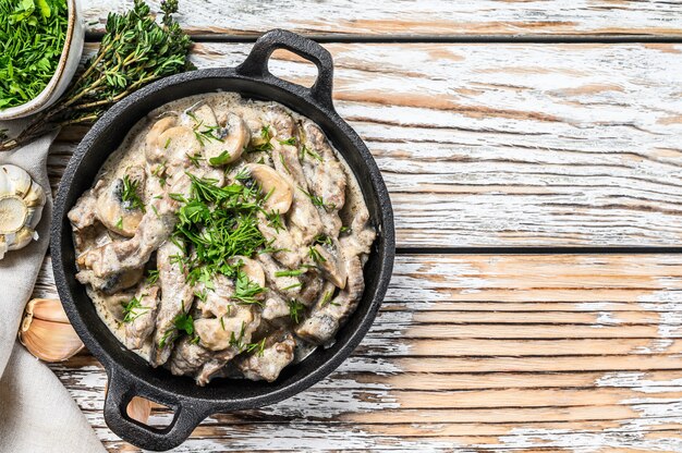 Stroganoff di manzo con funghi e prezzemolo fresco