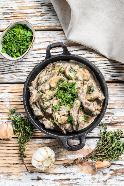 Stroganoff di manzo con funghi e prezzemolo fresco