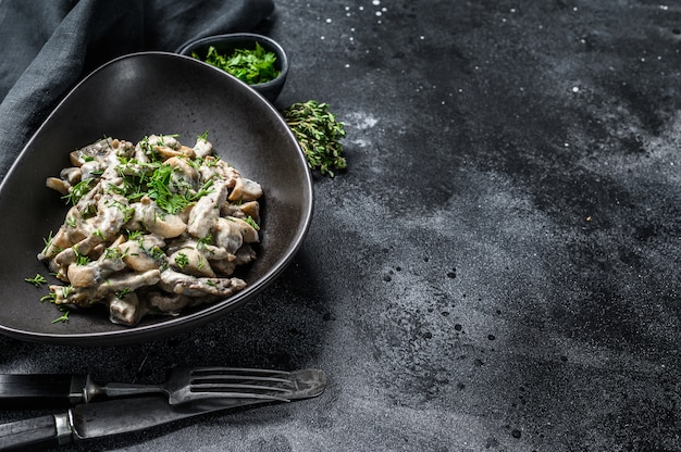 Stroganoff di manzo con funghi in un piatto con cremini e champignon