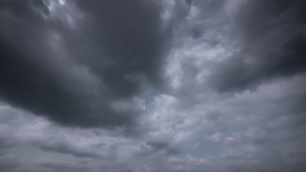 Strom e cielo piovoso della nuvola