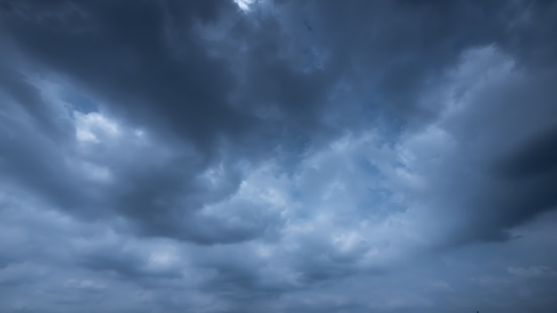 Strom e cielo piovoso della nuvola