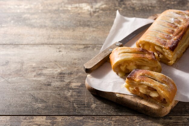 Strudel alle mele casalingo tradizionale sulla tavola di legno