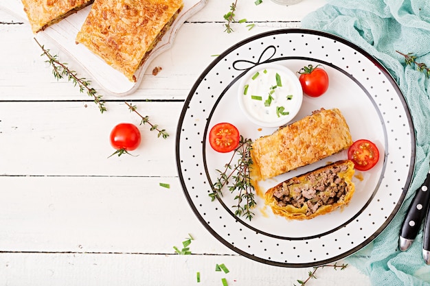 Strudel appetitoso con carne macinata, cipolle ed erbe aromatiche