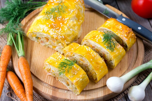 Strudel con cavolo e cipolle su una tavola di legno