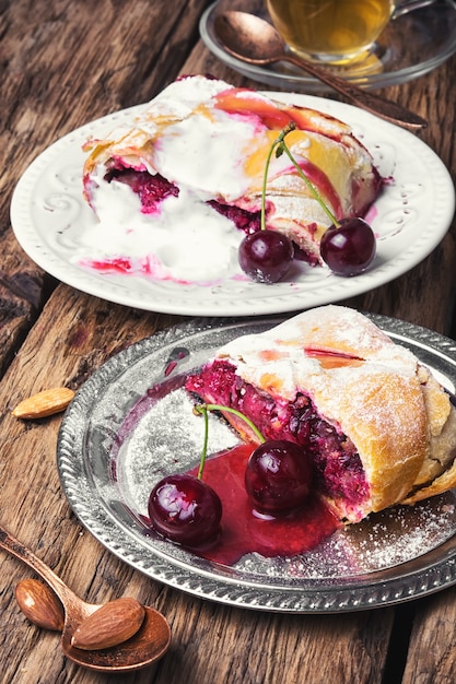 Strudel di ciliegie casalingo