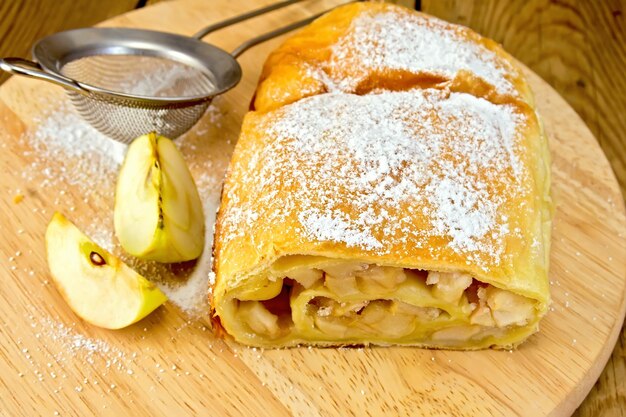 Strudel di mele con colino a bordo