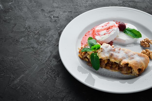 Strudel di mele con gelato e noci Spazio libero per il testo Vista dall'alto