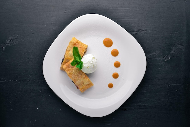 Strudel di mele con gelato su fondo in legno Vista dall'alto Spazio libero per il testo