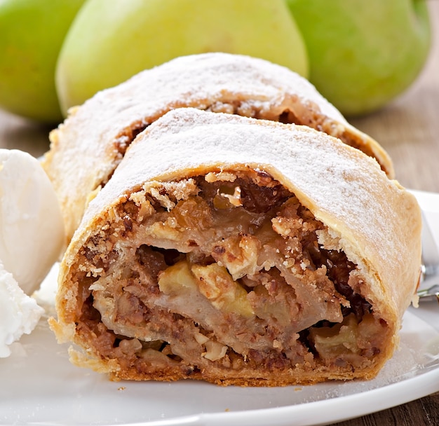 Strudel di mele con gelato