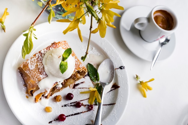 Strudel di mele con gelato