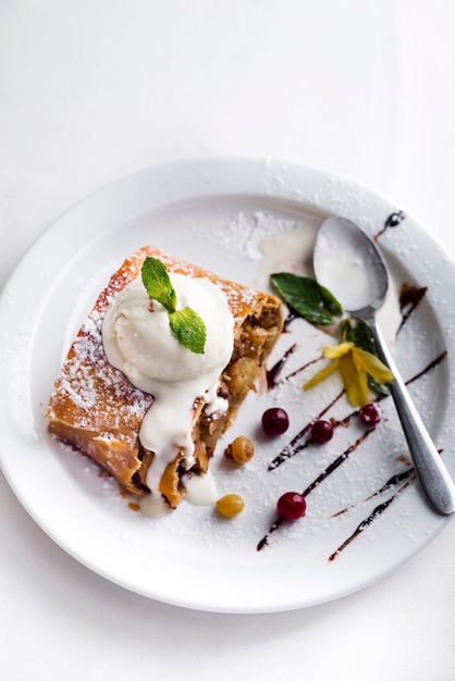 Strudel di mele con gelato