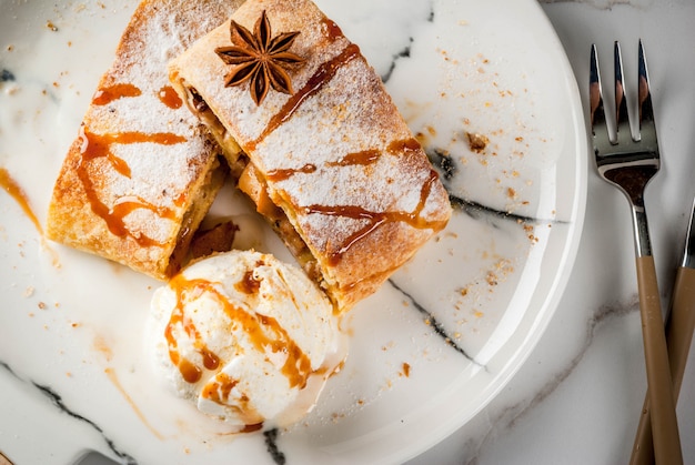 Strudel di mele con noci, uvetta, cannella e zucchero a velo