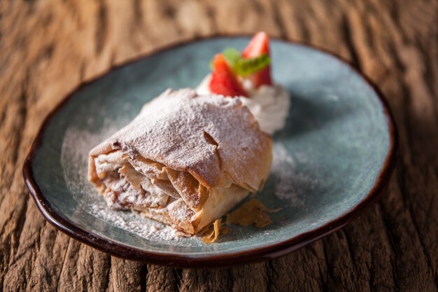 Strudel di mele con panna montata e fragole