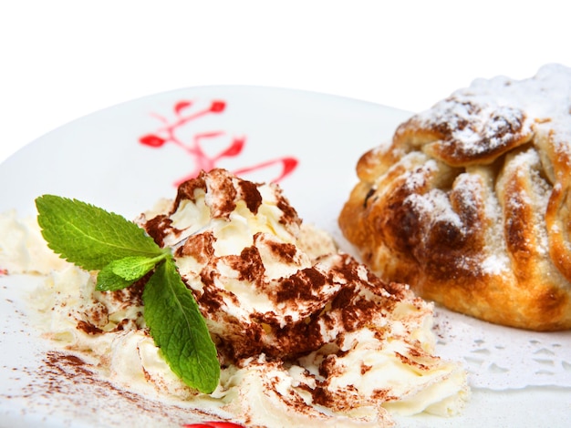 Strudel di mele dolce con gelato alla vaniglia su piatto bianco. Primo piano