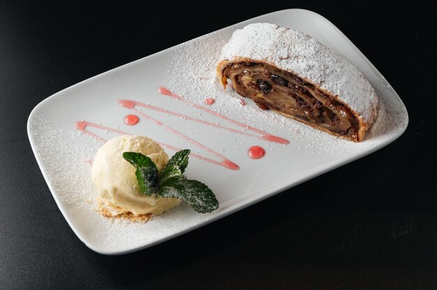 Strudel di mele e gelato