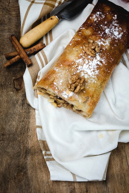 Strudel di mele fatto in casa con noci