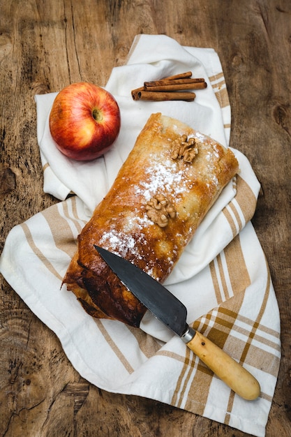 Strudel di mele fatto in casa con noci