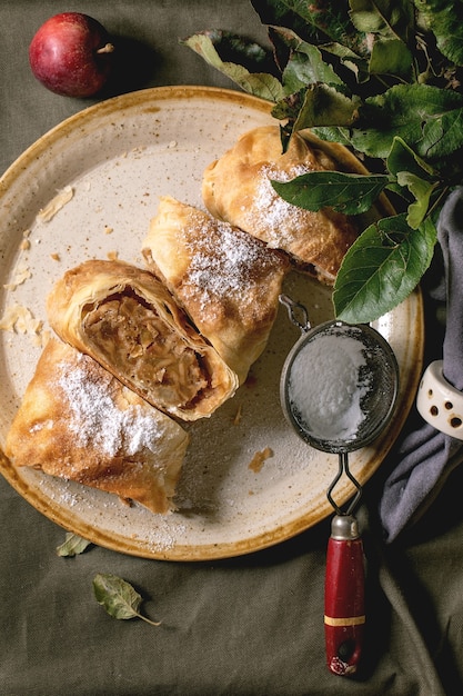 Strudel di mele tradizionale a fette e mele fatto in casa