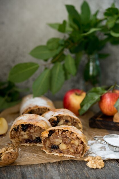 Strudel di mele tradizionale con mela e uvetta