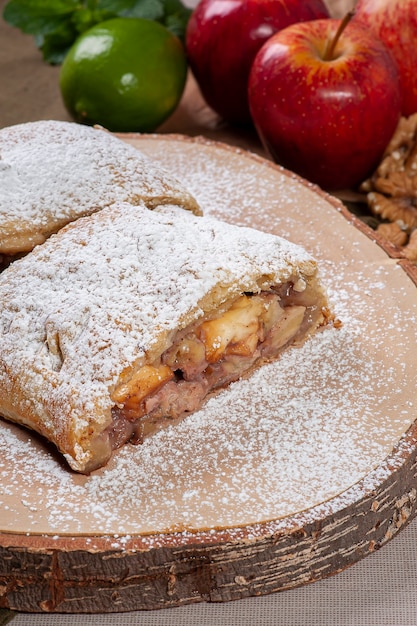 Strudel di mele tradizionale con noci