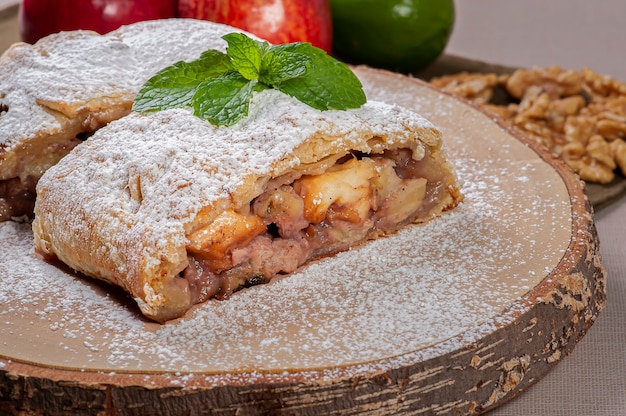 Strudel di mele tradizionale con noci