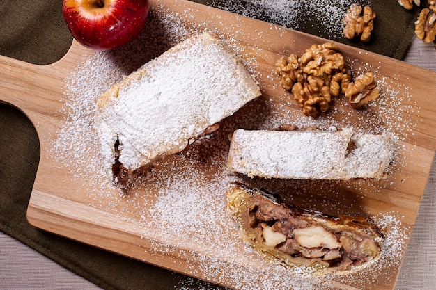 Strudel di mele tradizionale con noci