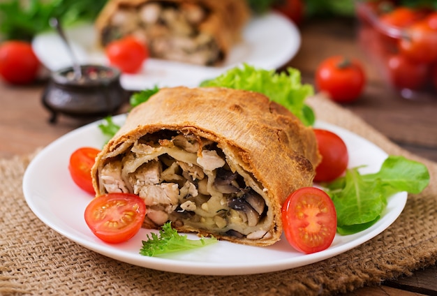 Strudel fatto in casa con pollo, funghi, formaggio e prezzemolo