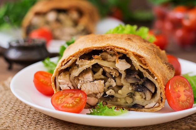 Strudel fatto in casa con pollo, funghi, formaggio e prezzemolo