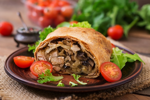 Strudel fatto in casa con pollo, funghi, formaggio e prezzemolo