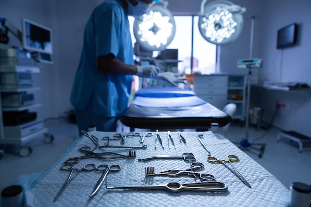 Strumenti chirurgici disposti su un tavolo nella sala operatoria di un ospedale