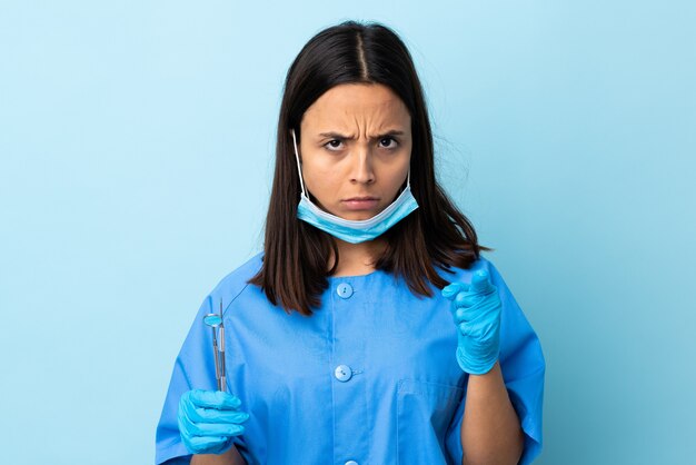 Strumenti della holding della giovane donna del dentista