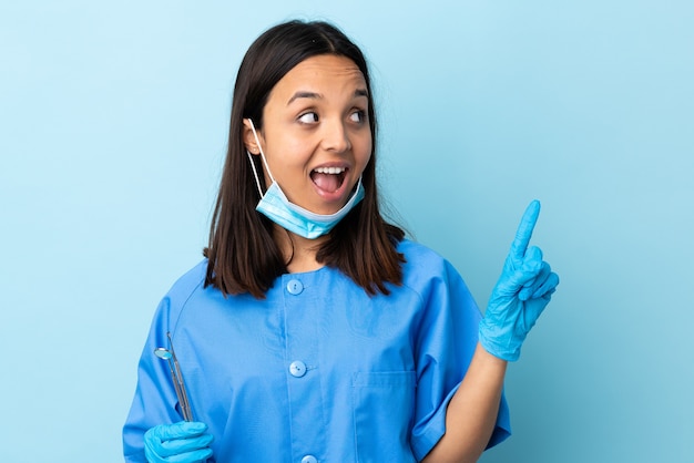 Strumenti della holding della giovane donna del dentista