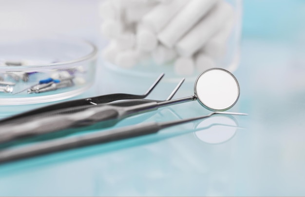 Strumenti dentali con faccette su sfondo bianco Concetto di tecnologia medica Igiene dentale Cure conc