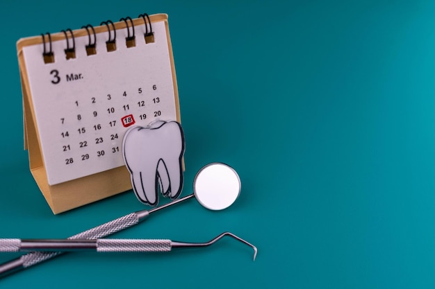 Strumenti dentali e calendario Concetto di appuntamento dal dentista