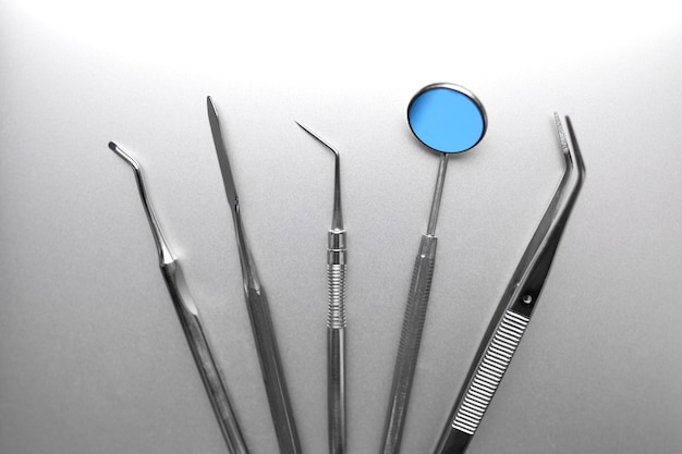 Strumenti dentali su sfondo d'argento