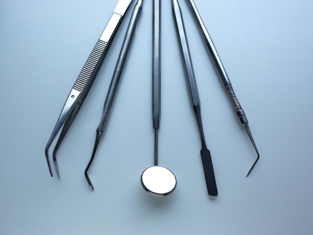 Strumenti dentali su sfondo d'argento